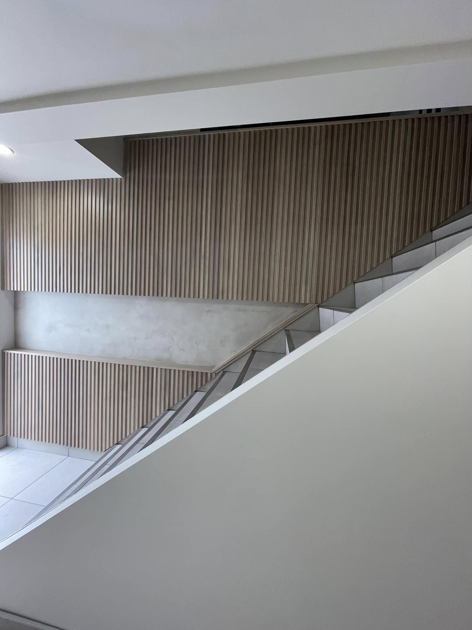Travaux de peinture extérieure sur façade de bâtiment commercial à L'Ancienne-Lorette