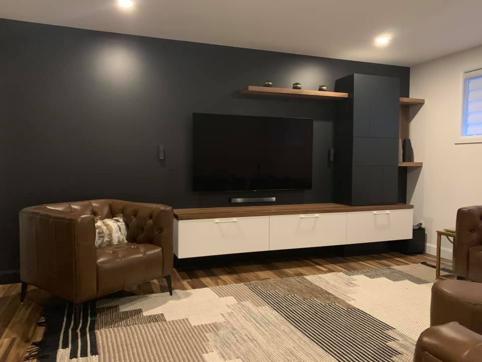 Peintre professionnel utilisant un rouleau pour peindre un mur intérieur à Lévis
