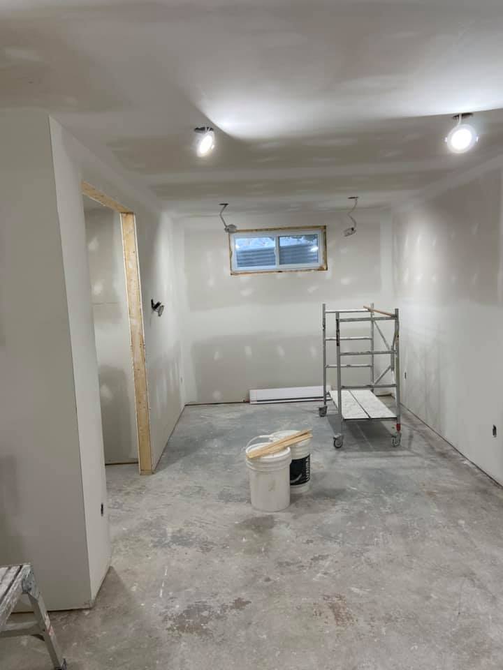 Application de peinture sur plafond par un entrepreneur peintre à Lévis