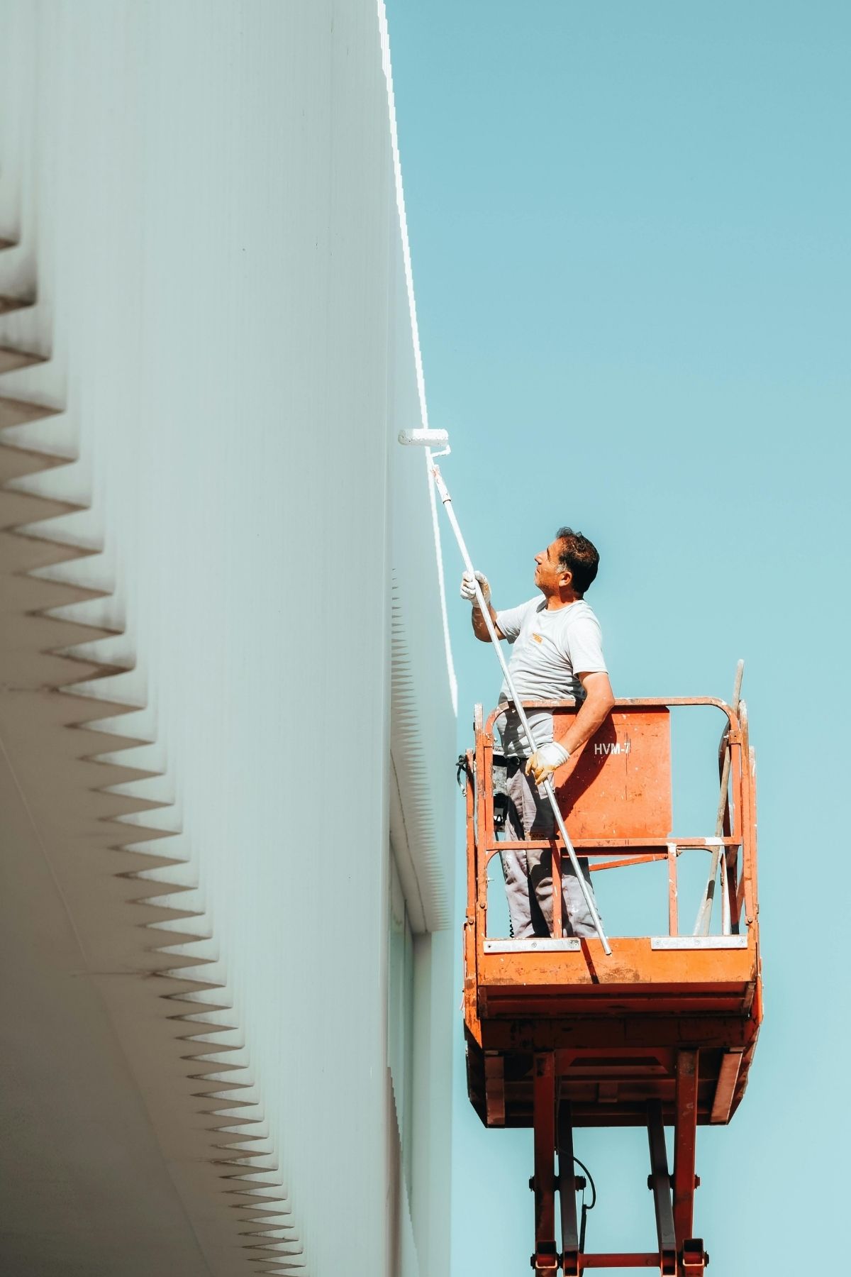 Application de peinture sur plafond par un entrepreneur peintre à Princeville