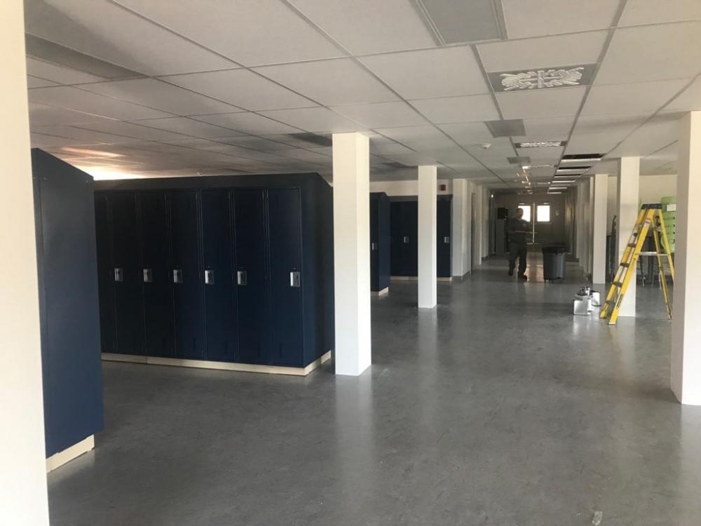 Travaux de peinture extérieure sur façade de bâtiment commercial à Sainte-Marie