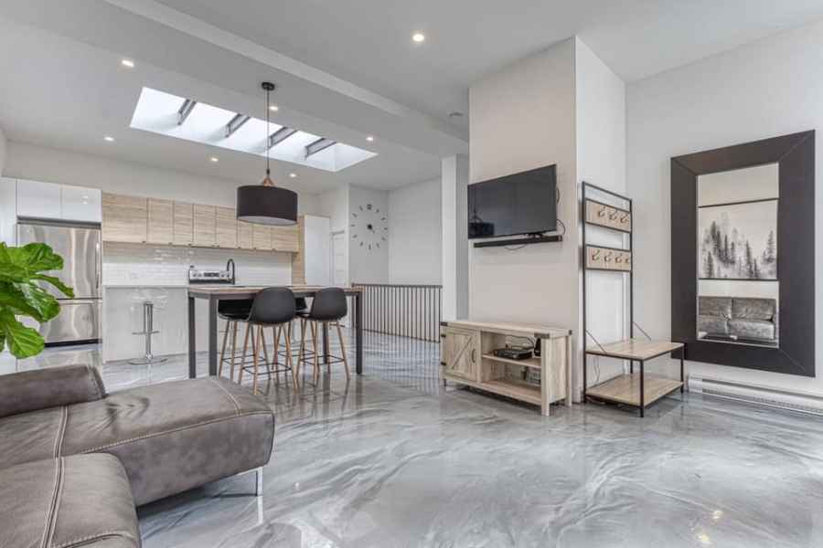 Peintre en bâtiment dans Lotbinière appliquant une couche de peinture blanche